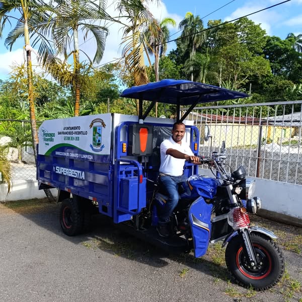 Alcalde presenta nuevo vehículo para la comunidad